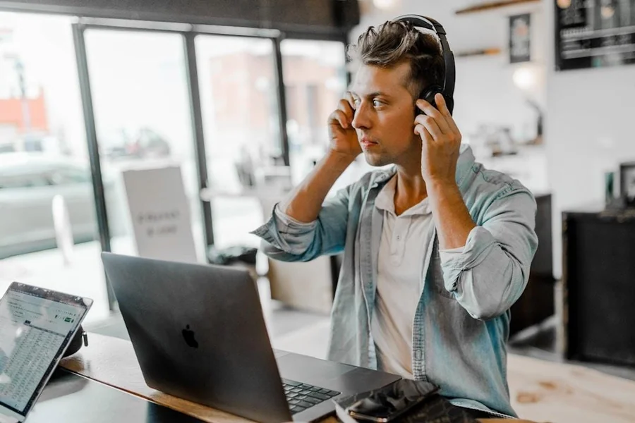 A male professional improving customer experience with Computer Telephony Integration (CTI) solutions